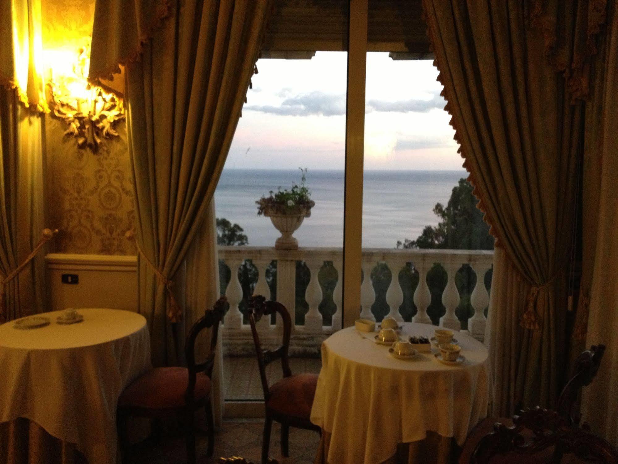 Hotel Villa Riis ตาออร์มินา ภายนอก รูปภาพ